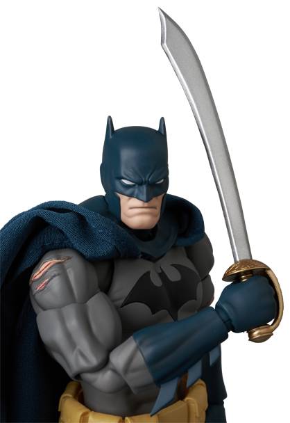 MAFEX Batman HUSH Battle-Damaged ver. - Imagen 3